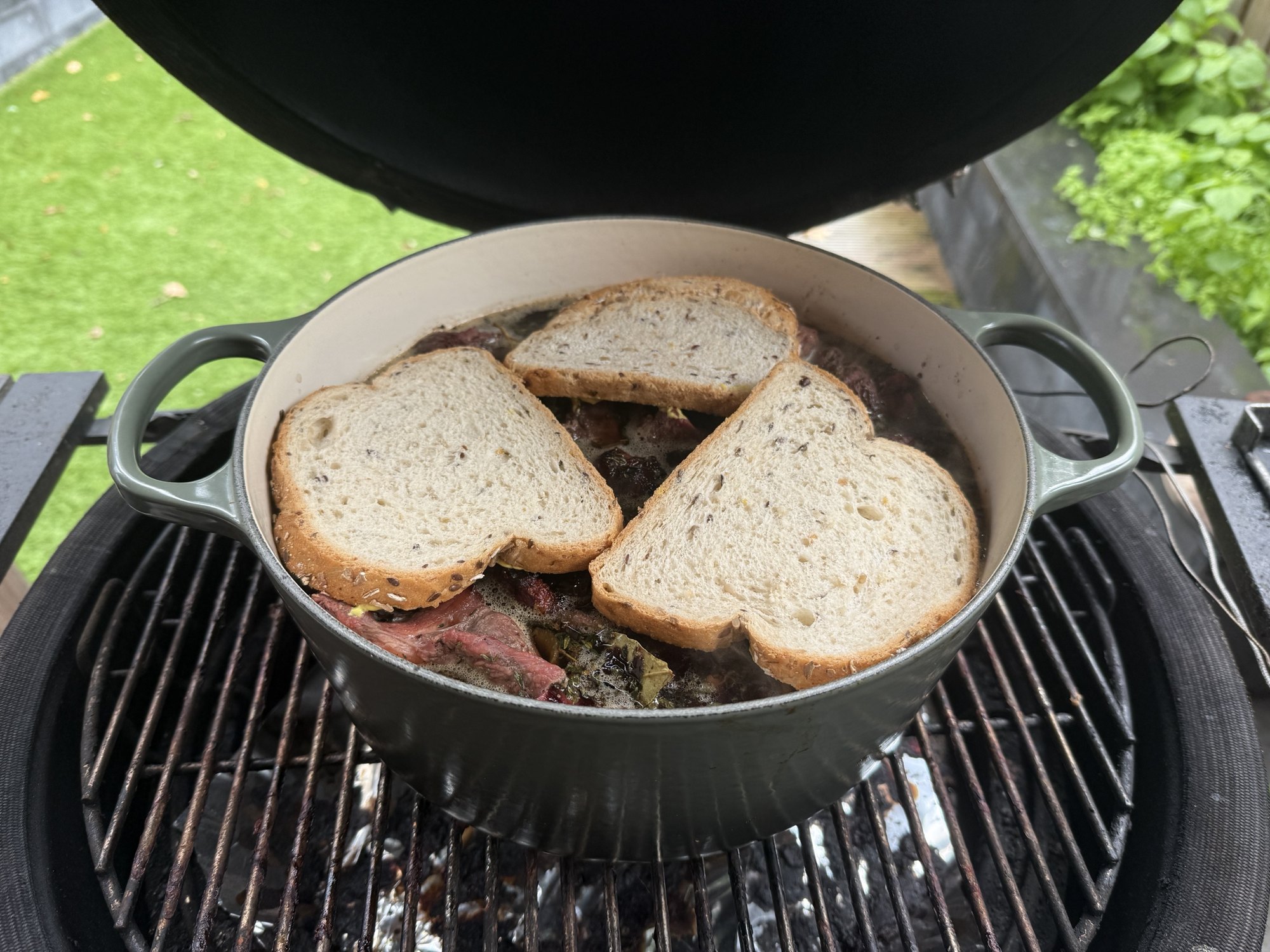 Boterhammen met mosterd erop