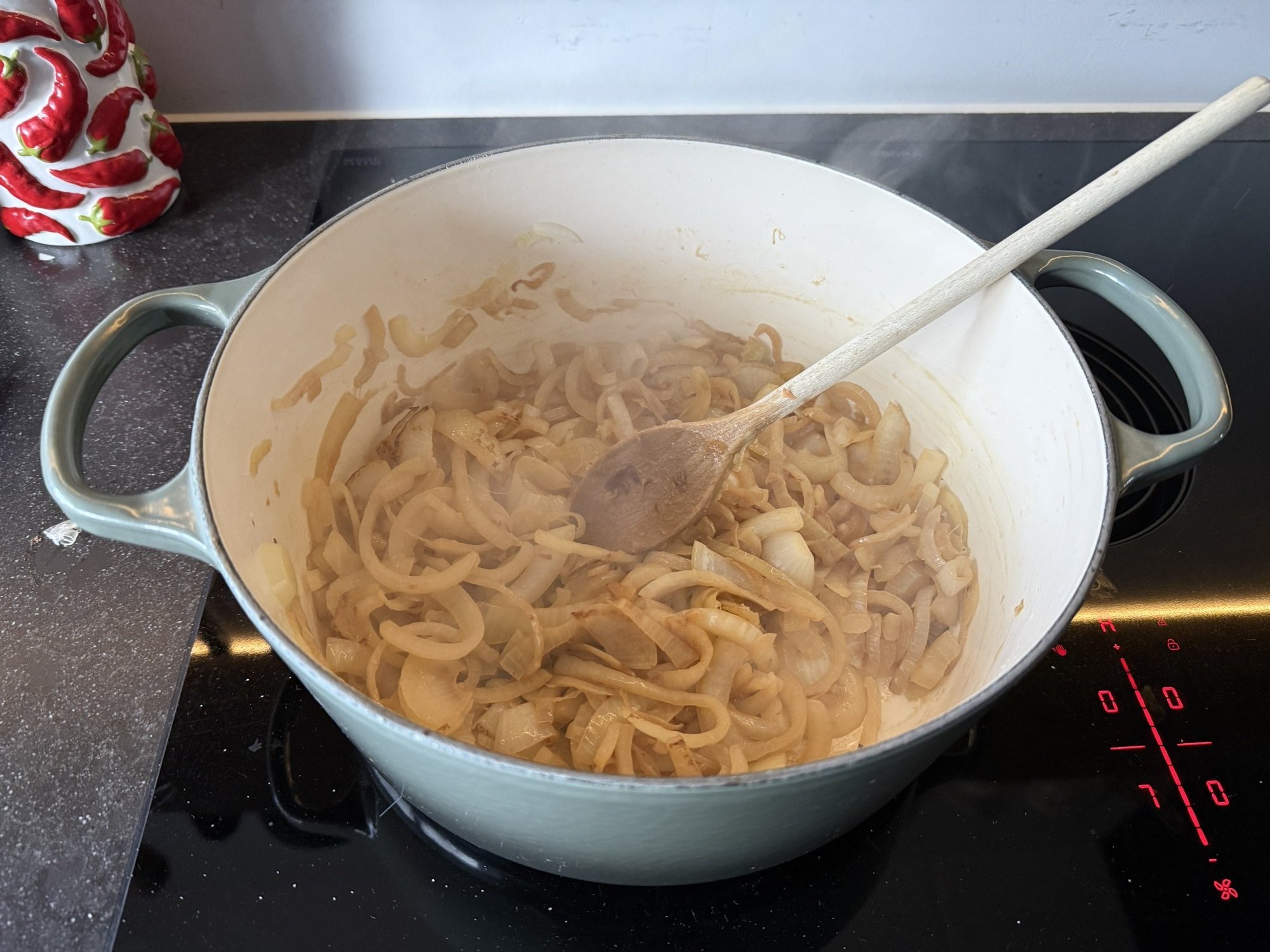 Goudbruine uien in de pan