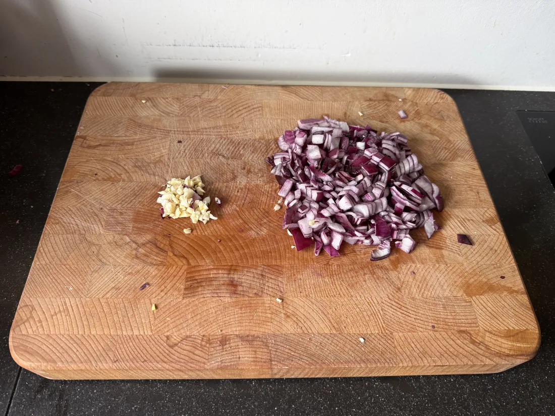 Ui en knoflook gesneden