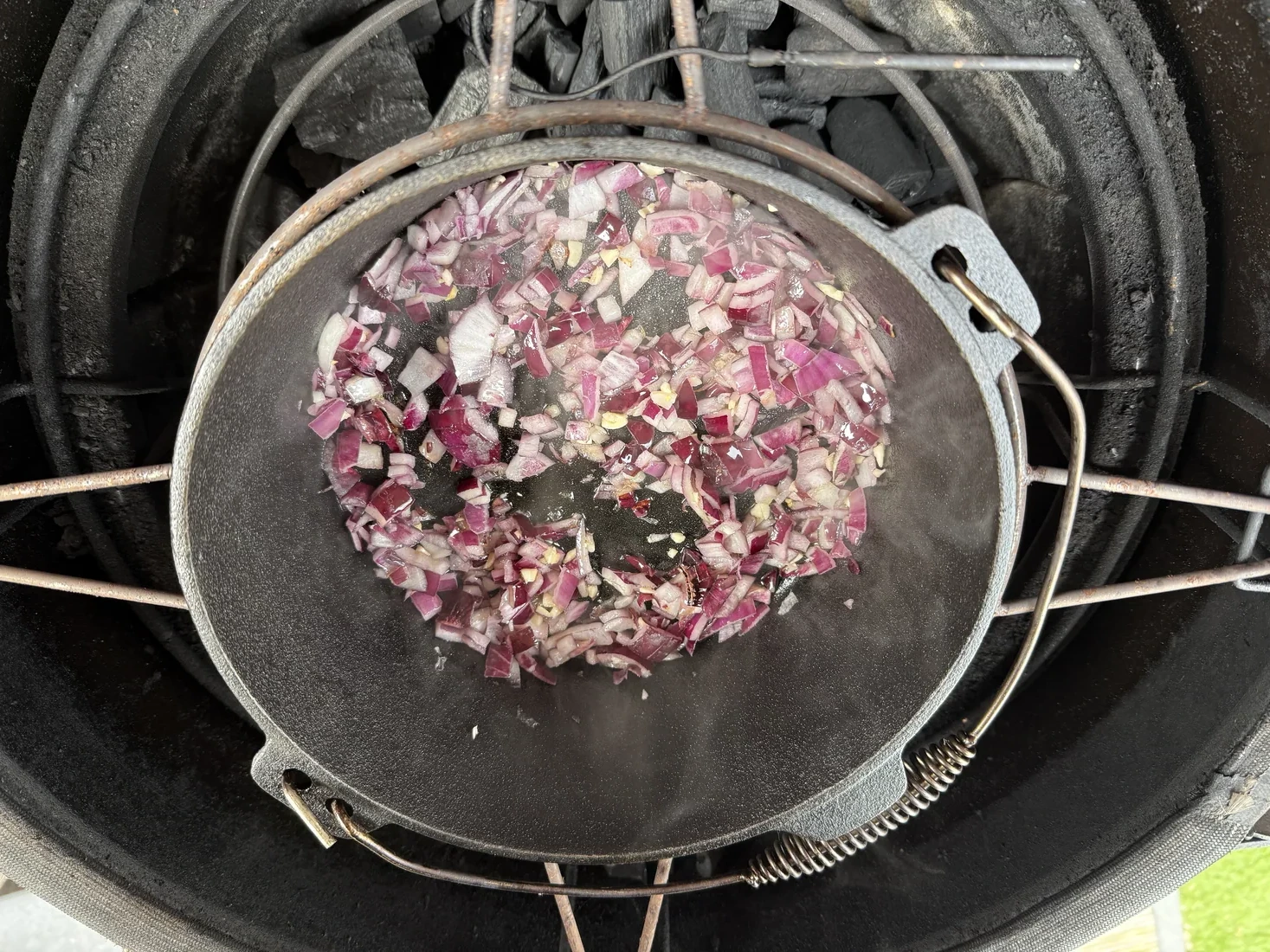 Ui fruiten in de dutch oven